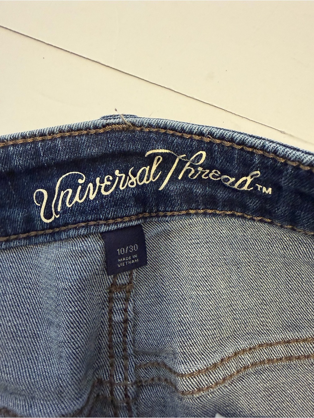 Lot of 3 Distressed Jean Shorts Universal Threads & Levi’s Size 30 - Picture 4 of 10